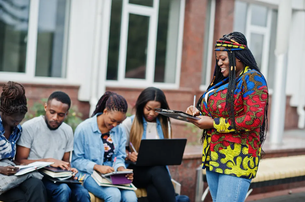 Une enseignante accompagne des étudiants : l’excellence académique au service du rayonnement